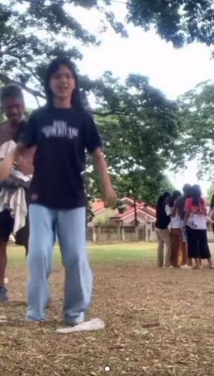Asyik Bikin Konten, Wanita ini Sampai Tak Sadar Tepat di Belakangnya Ada ODGJ yang Lagi Nonton
