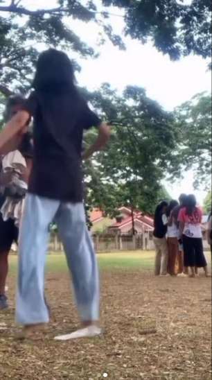 Asyik Bikin Konten, Wanita ini Sampai Tak Sadar Tepat di Belakangnya Ada ODGJ yang Lagi Nonton