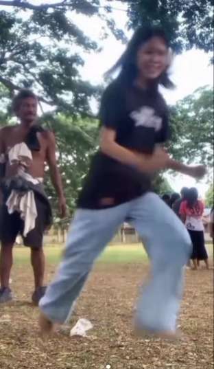 Asyik Bikin Konten, Wanita ini Sampai Tak Sadar Tepat di Belakangnya Ada ODGJ yang Lagi Nonton
