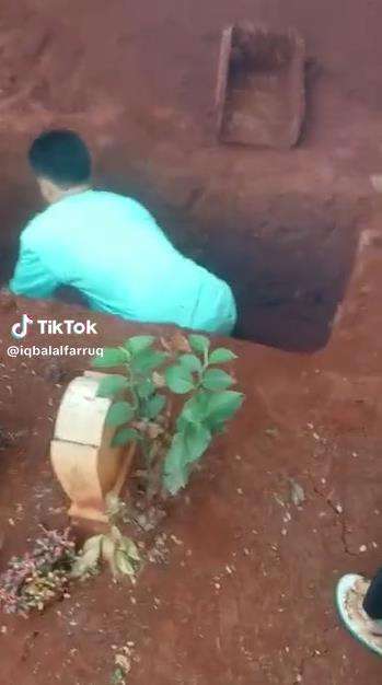 Gali kuburan pakai gergaji mesin.