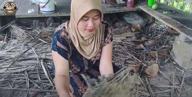 Bu RT Epa dari Tasikmalaya, Jawa Barat.