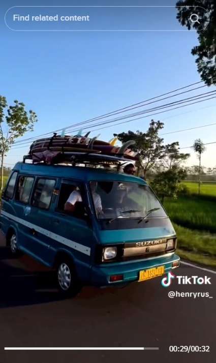 Rombongan Bule Naik Angkot, Bawa Papan Selancar Vibesnya Jadi Kece