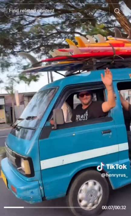 Rombongan Bule Naik Angkot, Bawa Papan Selancar Vibesnya Jadi Kece