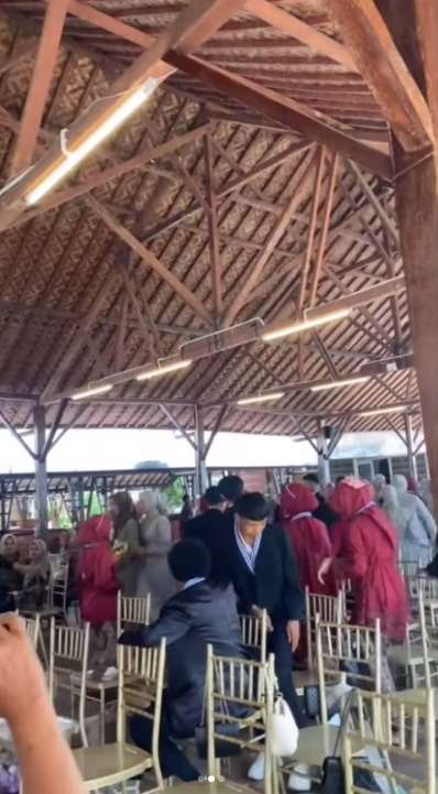 Momen Pilu Siswa Celingak-Celinguk Melihat Teman-Temannya Dipeluk Orangtua Saat Wisuda, Namun Keluarganya Tak Ada yang Hadir
