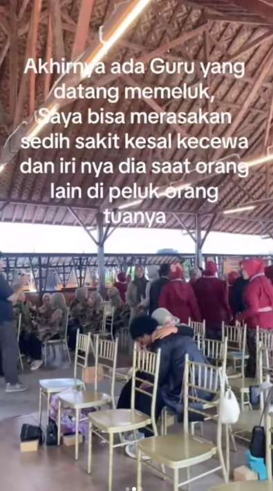 Momen Pilu Siswa Celingak-Celinguk Melihat Teman-Temannya Dipeluk Orangtua Saat Wisuda, Namun Keluarganya Tak Ada yang Hadir