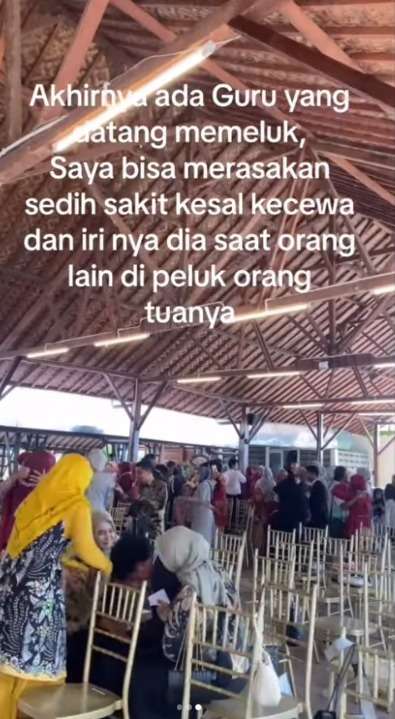 Momen Pilu Siswa Celingak-Celinguk Melihat Teman-Temannya Dipeluk Orangtua Saat Wisuda, Namun Keluarganya Tak Ada yang Hadir