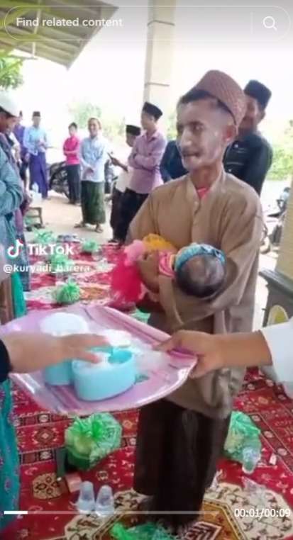 Tradisi Bedakin Bayi Baru Lahir, Bapaknya Ikut Dibedakin Bikin Tamu yang Lain Menahan Tawa