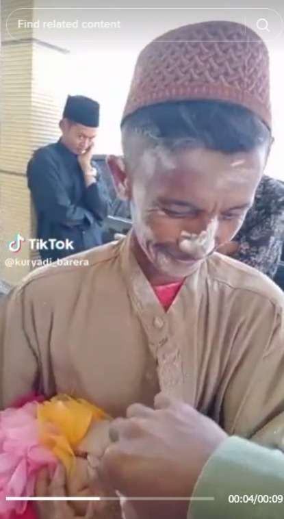 Tradisi Bedakin Bayi Baru Lahir, Bapaknya Ikut Dibedakin Bikin Tamu yang Lain Menahan Tawa
