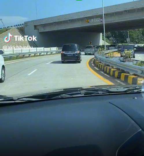 Kuburan di tengah jalan tol