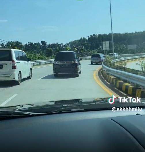 Kuburan di tengah jalan tol
