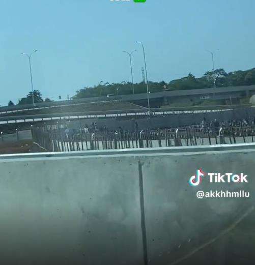Kuburan di tengah jalan tol
