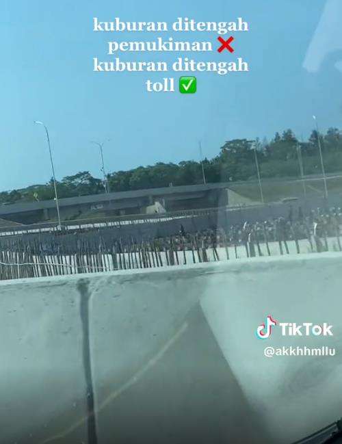 Kuburan di tengah jalan tol