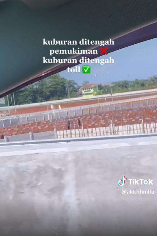 Kuburan di tengah jalan tol