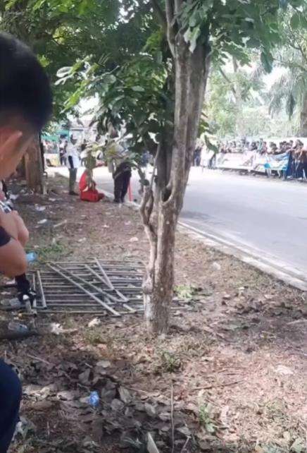 Aksi emak-emak nonton balapan motor.