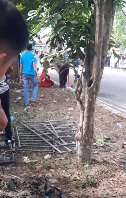 Aksi emak-emak nonton balapan motor.