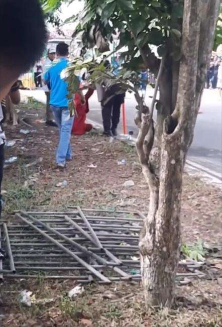 Aksi emak-emak nonton balapan motor.