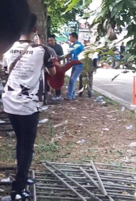 Aksi emak-emak nonton balapan motor.