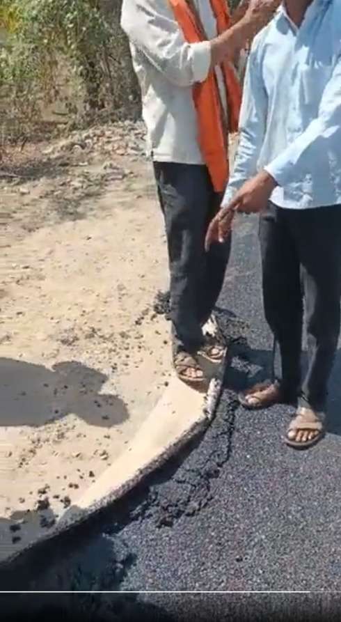 Pembangunan Jalan Mirip Karpet Bisa Diangkat Dengan Mudah, Bikin Warga Geram