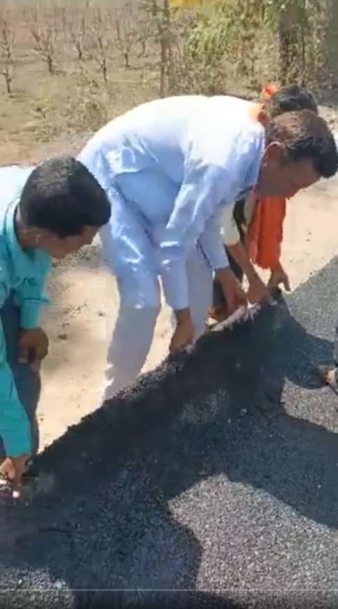 Pembangunan Jalan Mirip Karpet Bisa Diangkat Dengan Mudah, Bikin Warga Geram