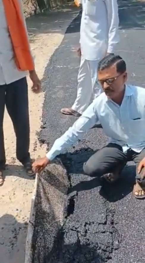 Pembangunan Jalan Mirip Karpet Bisa Diangkat Dengan Mudah, Bikin Warga Geram