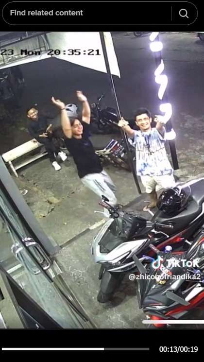 Pria Iseng Ngatain Teman Langsung Kena Karma Kepentok Tiang Besi, Suaranya Renyah Banget