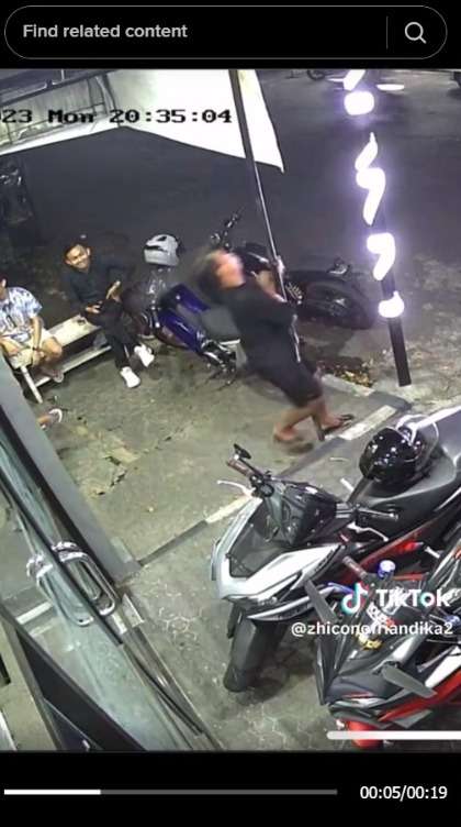 Pria Iseng Ngatain Teman Langsung Kena Karma Kepentok Tiang Besi, Suaranya Renyah Banget