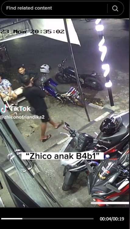 Pria Iseng Ngatain Teman Langsung Kena Karma Kepentok Tiang Besi, Suaranya Renyah Banget