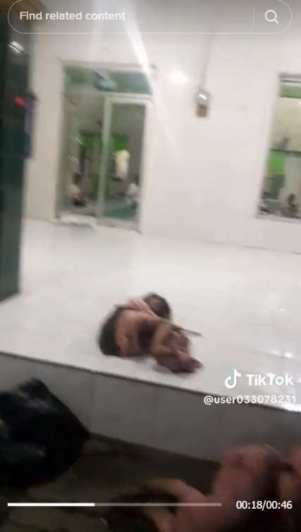 Momen Pilu Pria Temukan Ibu dan Dua Orang Anak Kecil Tidur di Depan Masjid Tanpa Alas dan Selimut
