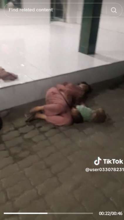 Momen Pilu Pria Temukan Ibu dan Dua Orang Anak Kecil Tidur di Depan Masjid Tanpa Alas dan Selimut