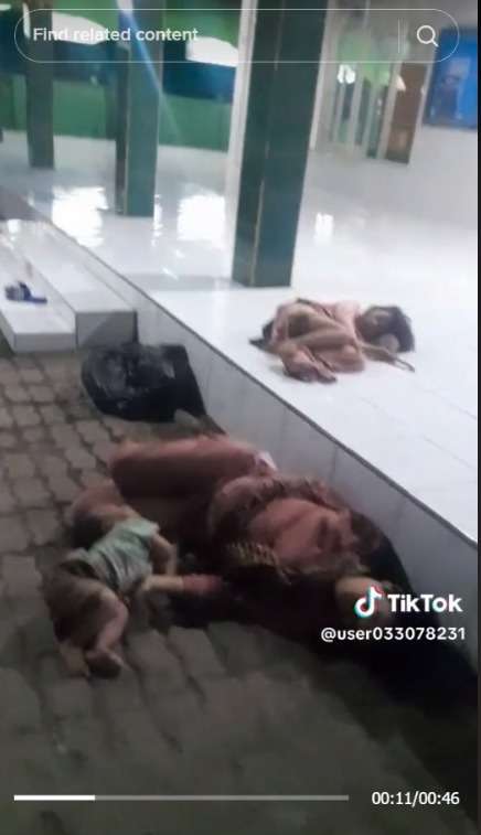Momen Pilu Pria Temukan Ibu dan Dua Orang Anak Kecil Tidur di Depan Masjid Tanpa Alas dan Selimut