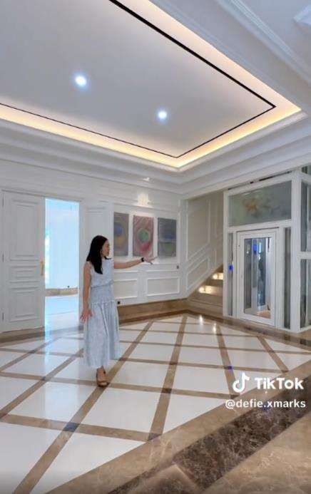 Home tour rumah mewah dan megah senilai Rp135 miliar.
