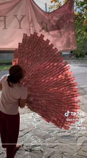 Penampakan Bouquet Uang Rp30 Juta Buatnya Penuh Perjuangan, Hasil Akhir Jadi Sebesar Reog