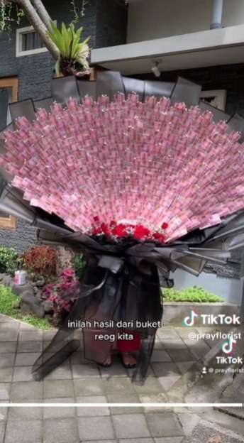 Penampakan Bouquet Uang Rp30 Juta Buatnya Penuh Perjuangan, Hasil Akhir Jadi Sebesar Reog