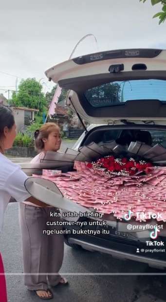 Penampakan Bouquet Uang Rp30 Juta Buatnya Penuh Perjuangan, Hasil Akhir Jadi Sebesar Reog