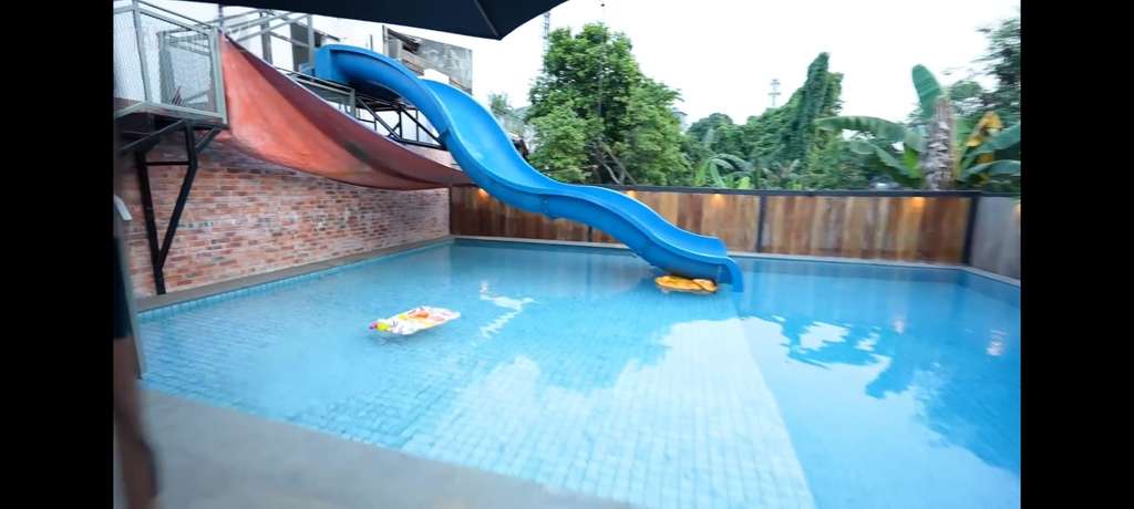Potret waterboom di kantor Baim Wong