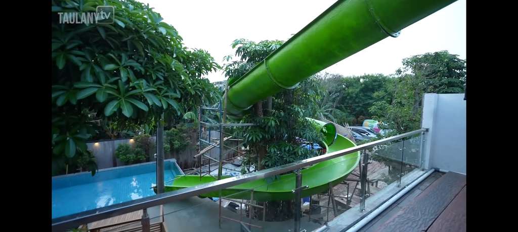 Potret waterboom di kantor Baim Wong