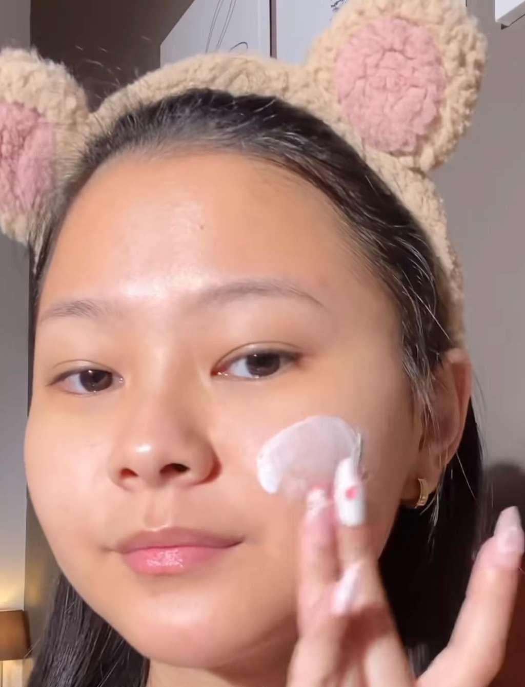 Memakai Skincare