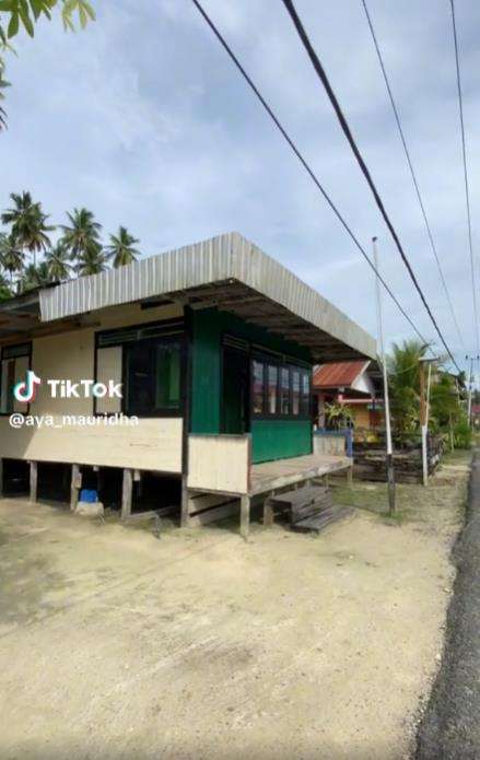 Rumah panggung sederhana yang bersih dan nyaman
