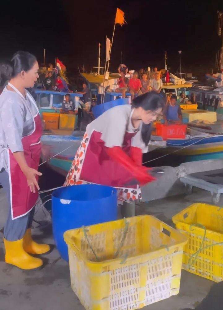 Potret Titi Kamal Jadi Penjual Ikan