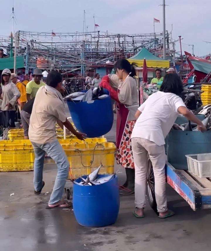 Potret Titi Kamal Jadi Penjual Ikan
