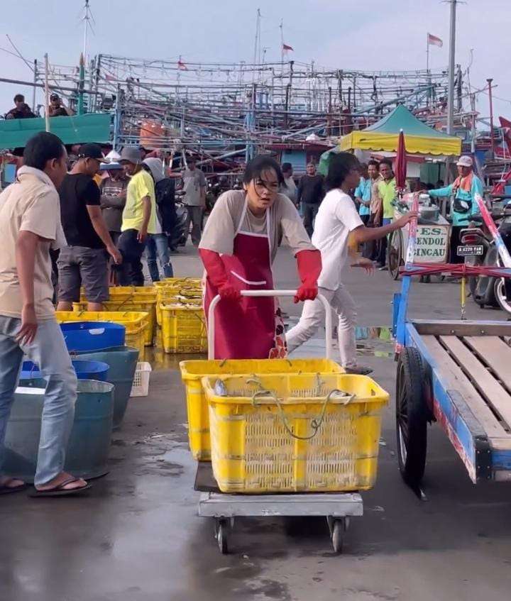 Potret Titi Kamal Jadi Penjual Ikan