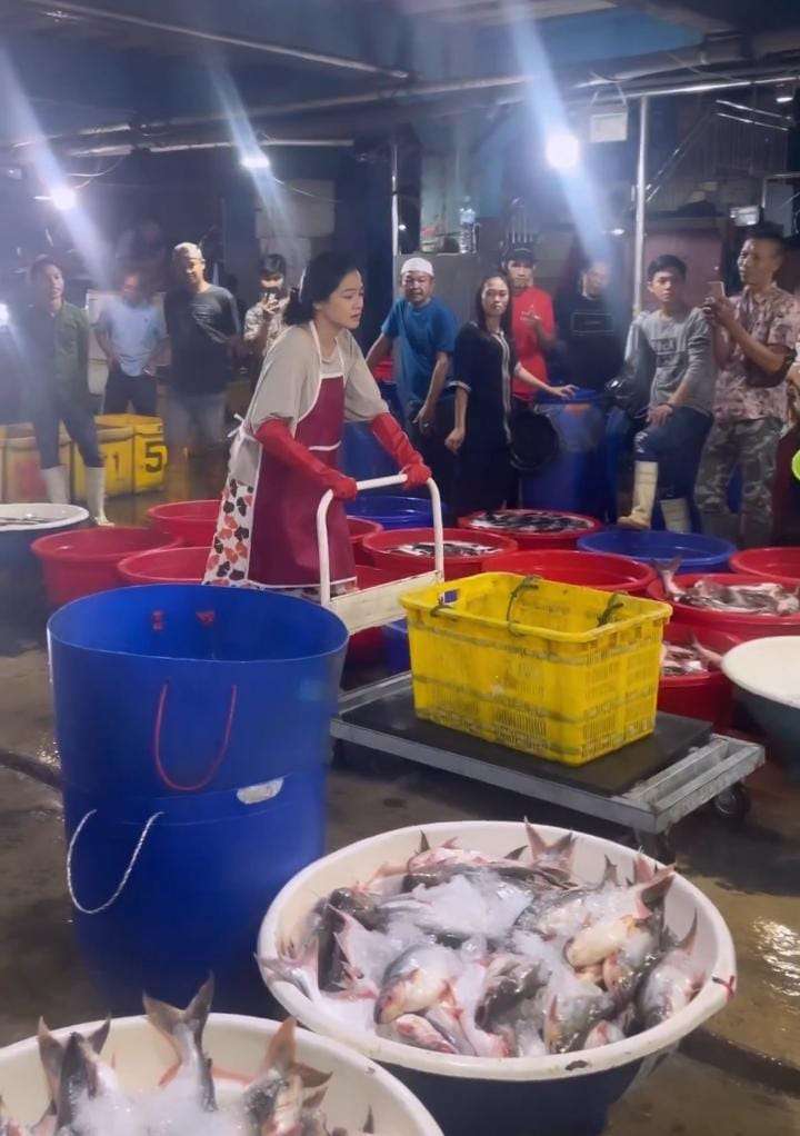 Potret Titi Kamal Jadi Penjual Ikan