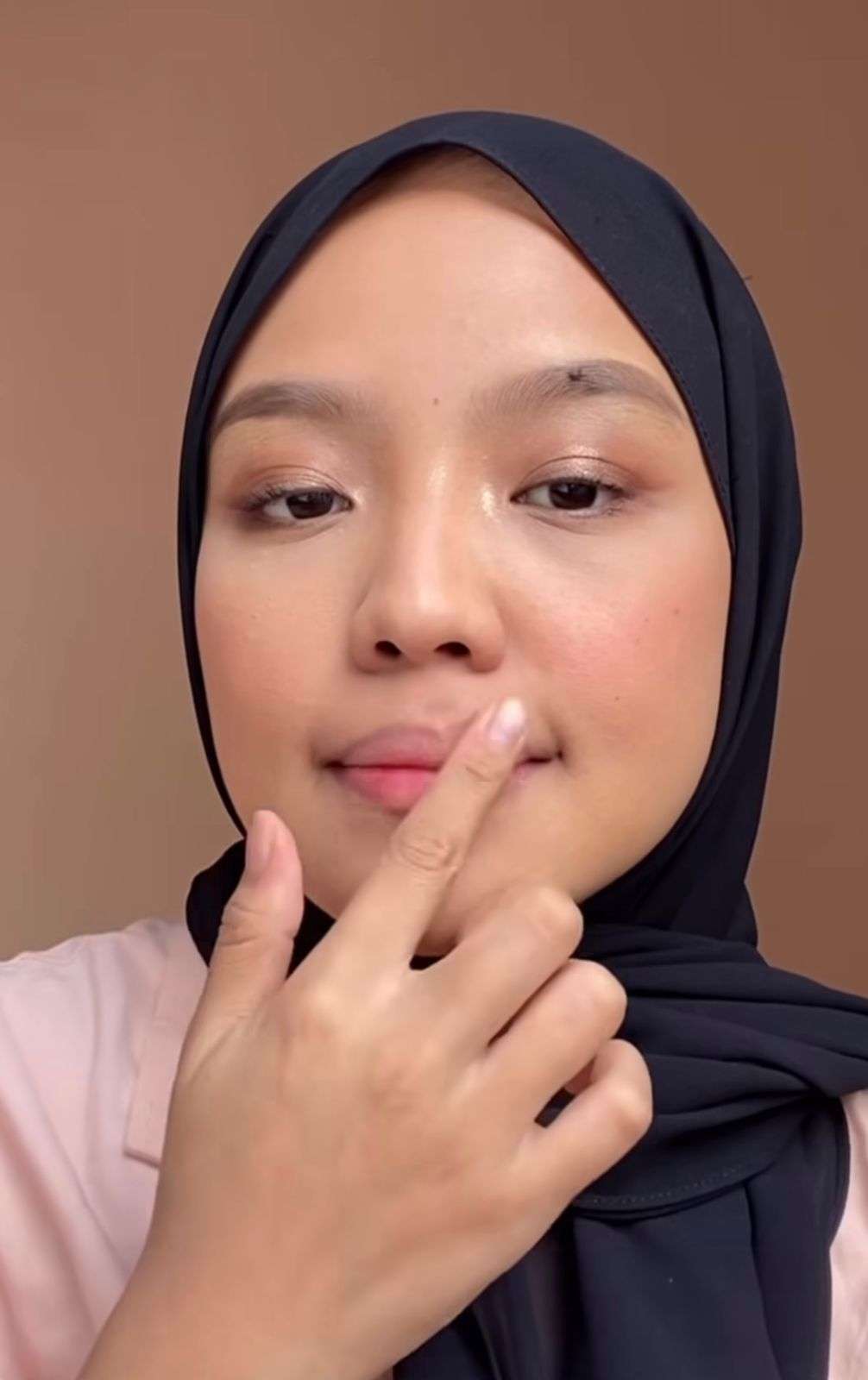 Memakai Lip Balm
