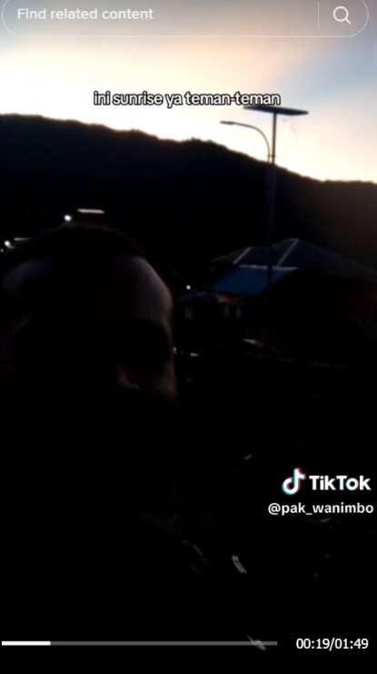 Keindahan Matahari Terbit dan Bulan Tenggelam di Waktu Bersamaan di Langit Papua