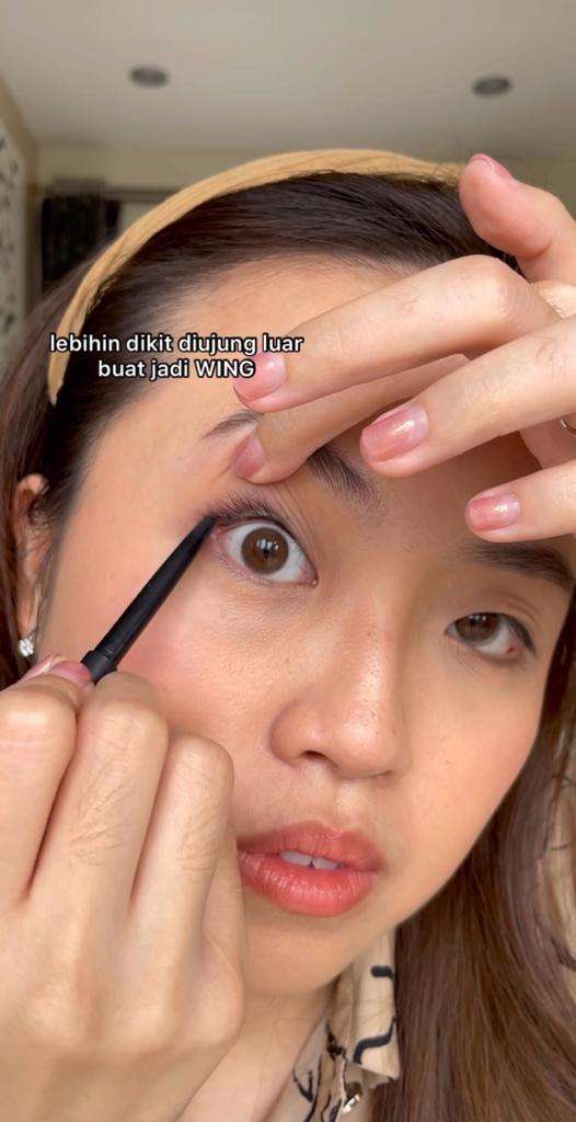 Memakai Eyeliner Memakai Eyeliner