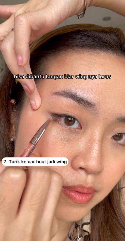 Memakai Eyeliner Memakai Eyeliner