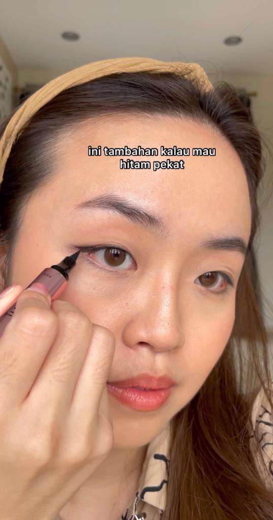 Memakai Eyeliner Memakai Eyeliner
