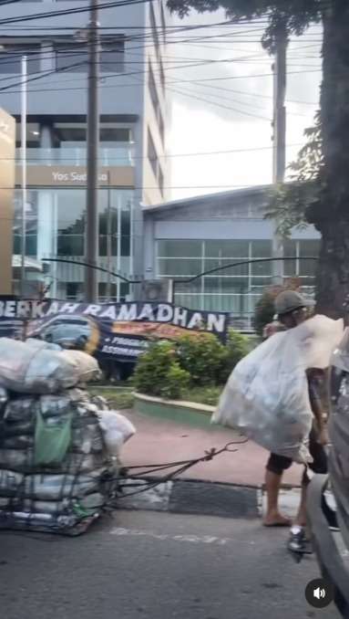 Viral Pria Pemulung Seret Tumpukan Karung Sambil Gendong Anak Bikin Iba, Disebut Hanya Modus