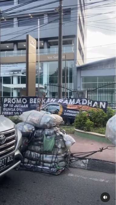 Viral Pria Pemulung Seret Tumpukan Karung Sambil Gendong Anak Bikin Iba, Disebut Hanya Modus