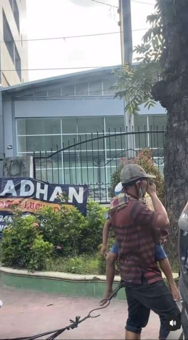 Viral Pria Pemulung Seret Tumpukan Karung Sambil Gendong Anak Bikin Iba, Disebut Hanya Modus